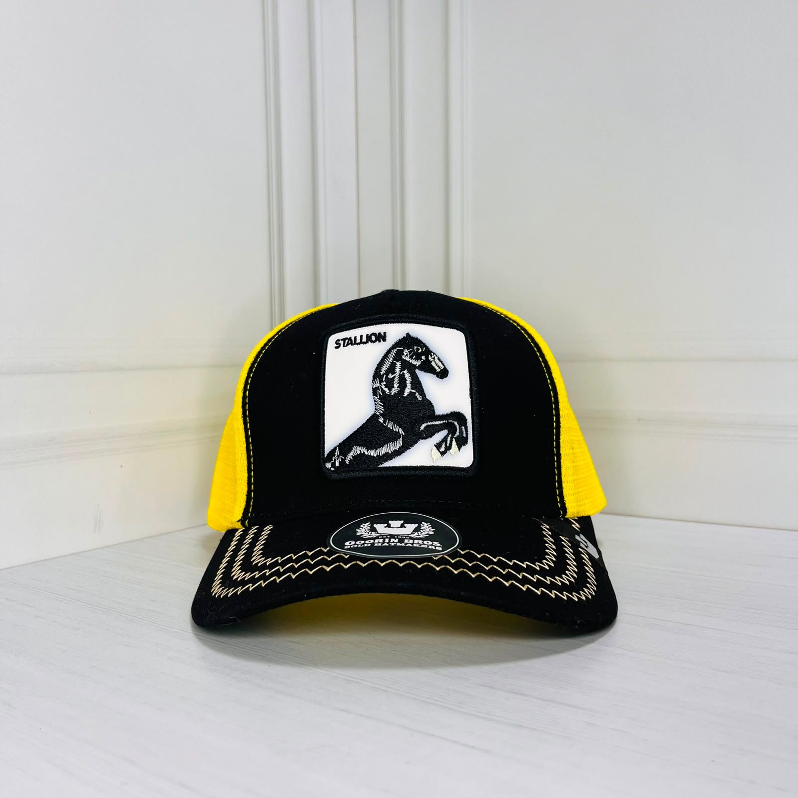 Gorra Trucker Negra y Amarilla