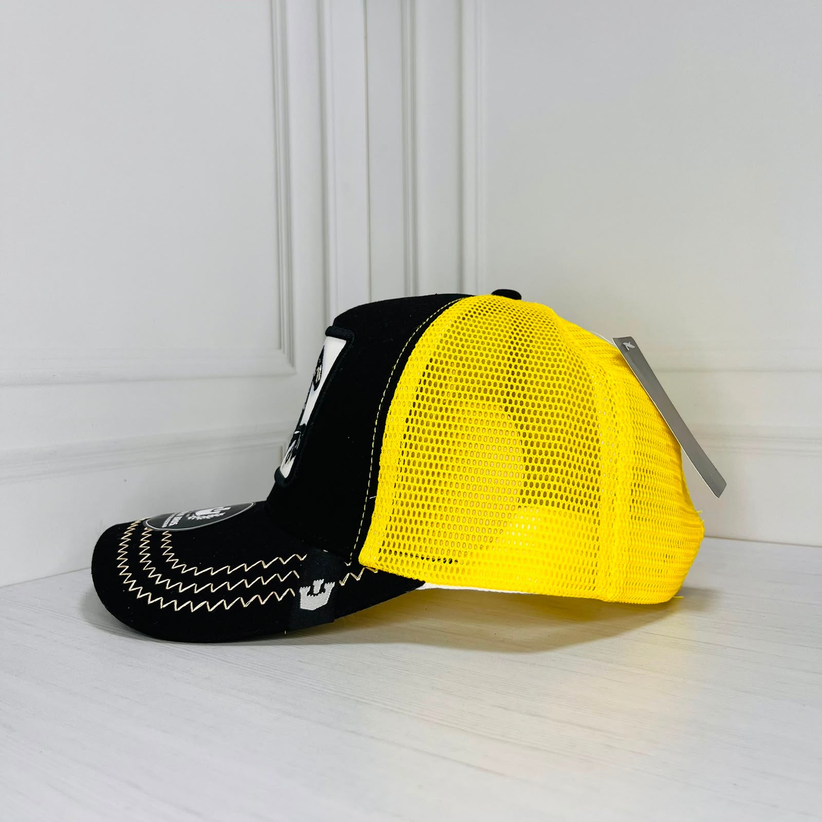 Gorra Trucker Negra y Amarilla